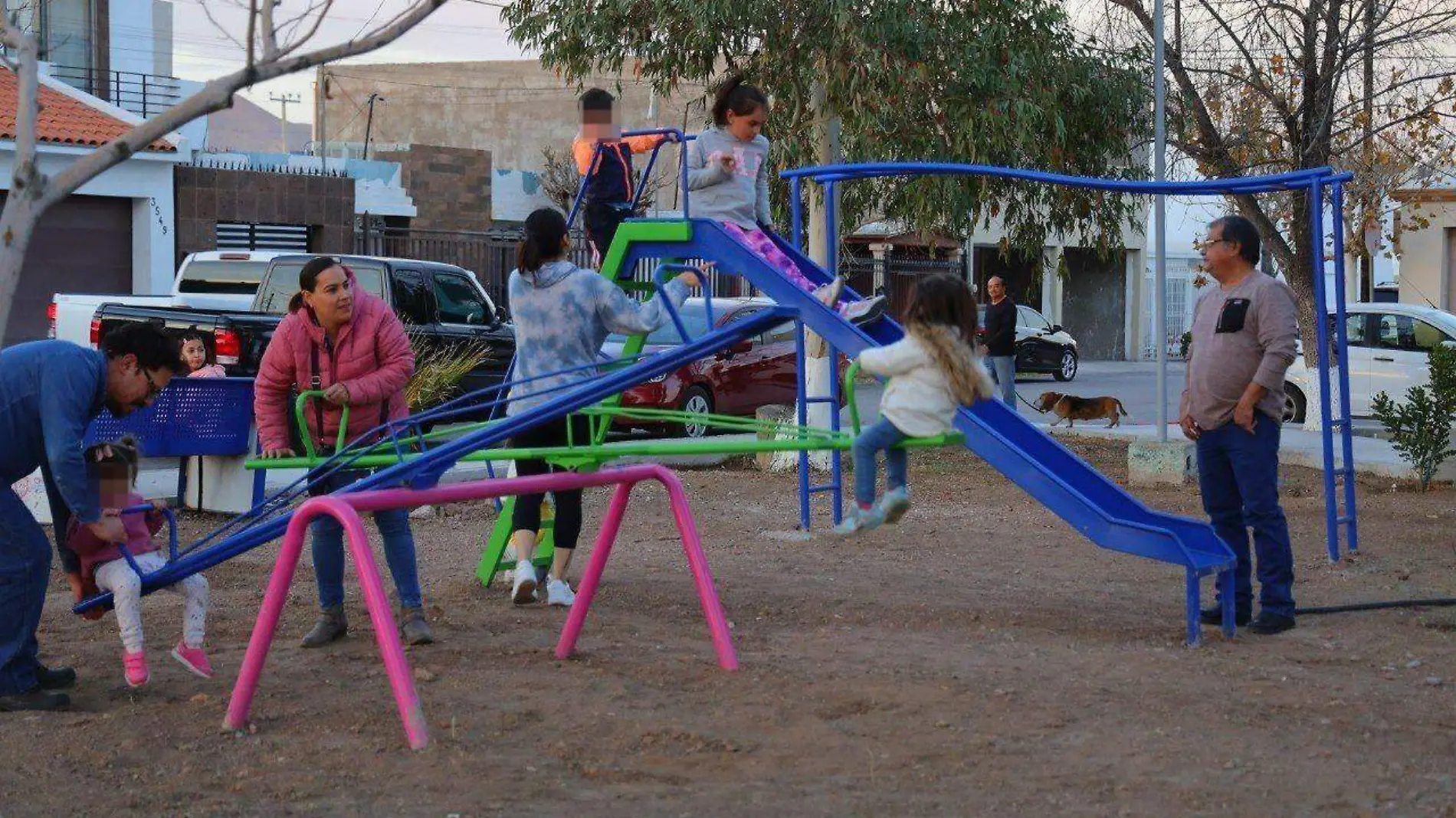 parque jueguitos familias divirtiéndose felicidad niños